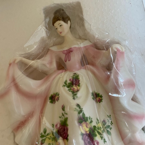 Royal Doulton mini pretty lady figurine ‘Kathyrne ‘ - Picture 4 of 4